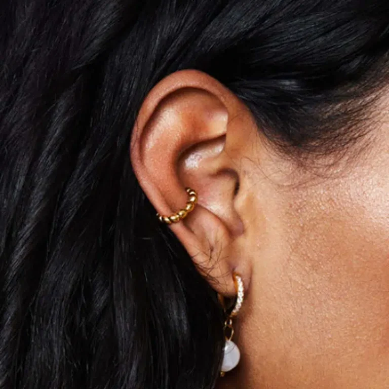 Comment porter des boucles d'oreilles sans oreilles percées