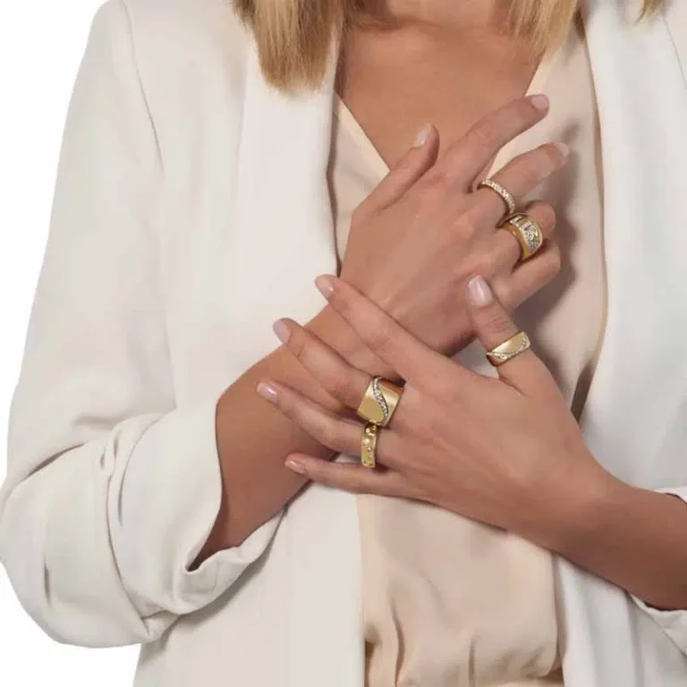 Comment porter des bagues sur plusieurs doigts : 8 idées créatives et tendance Comment porter des anneaux sur plusieurs doigts : 8 idées de mode
