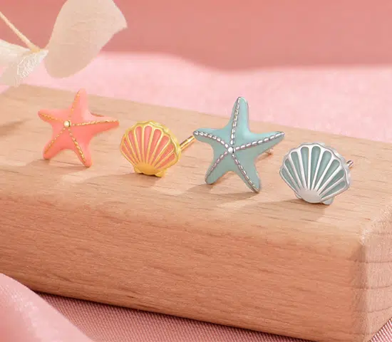 Асимметричный дизайн сережек-гвоздиков в виде морской звезды и ракушки