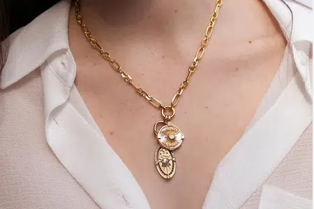 Estilismo de un collar con colgantes: Cómo llevar múltiples charms en un collar Superposición de charms en una sola cadena