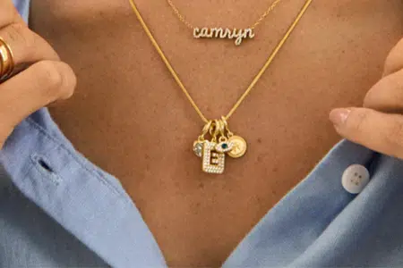 Estilismo de un collar con colgantes: Cómo llevar múltiples charms en un collar El Aspecto Agrupado