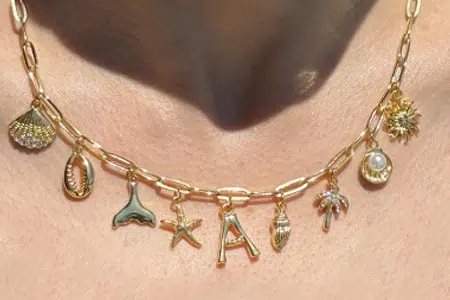 Cómo combinar un collar con colgante: Cómo llevar múltiples charms en un collar 2 El aspecto Espaciado