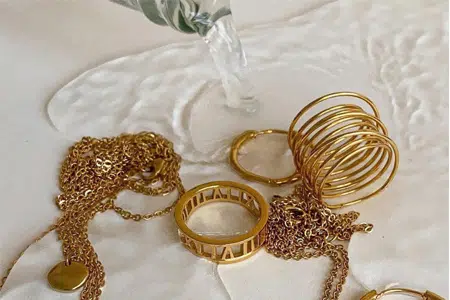 Les bijoux en acier inoxydable plaqué or sont-ils étanches ?