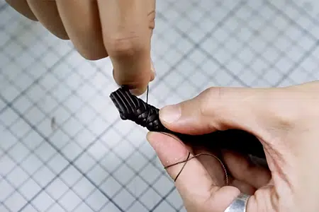 Закрепить конец плетеной кожи