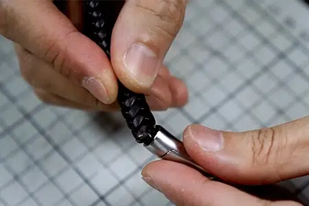 Клеить кожу с застежкой