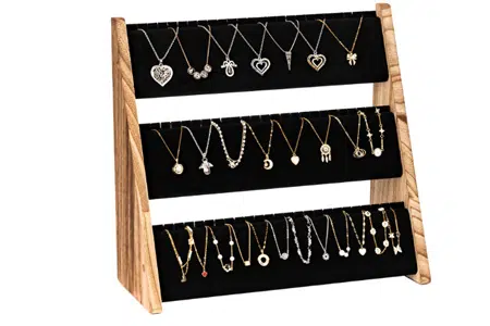 Exhibición de collares en estantes