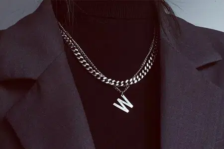 Resmi durumlar için iki kolye takın