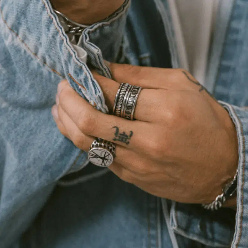 how many rings should a man wear
