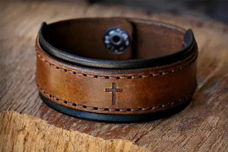 4 Basic and 9 Fashionable Leather Bracelet Designs and Types 1 leather cuffs