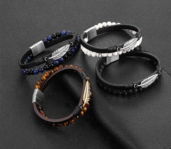 Fabricante de pulseras de cuero con plumas