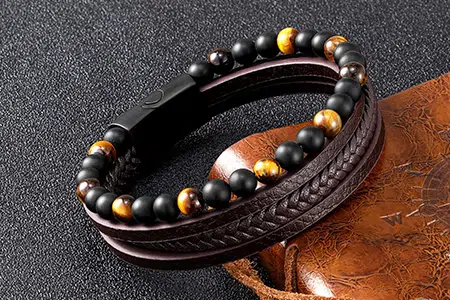 Cómo hacer una pulsera de cuero con cuentas completas