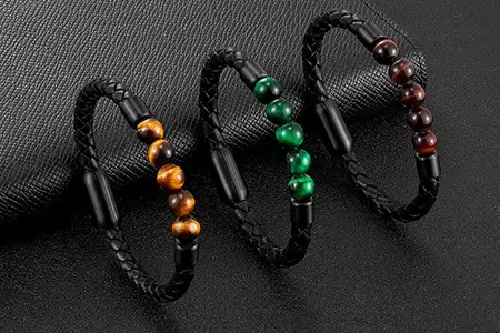 Cómo hacer una pulsera de cuero con cuentas a mitad