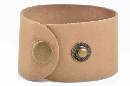 Como fazer pulseiras de couro com braceletes de cinto 2 Pulseira de couro com pressão