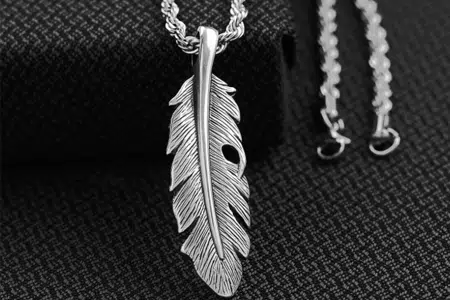 Significados simbólicos principales del collar de plumas