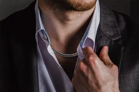 Porter un collier à l'intérieur