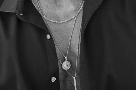 Porter un collier à l'extérieur de votre chemise