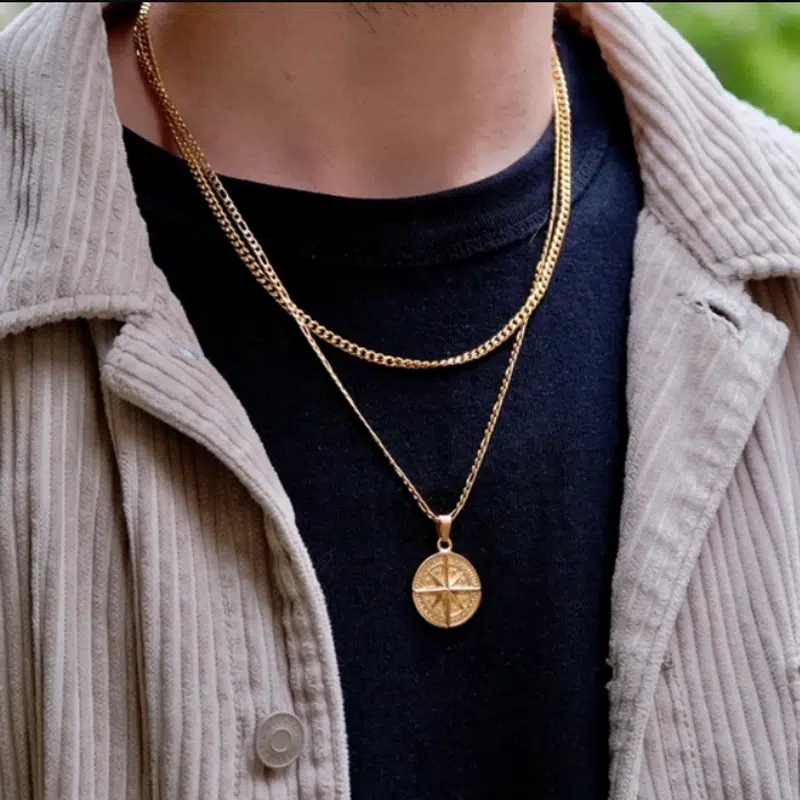 les hommes peuvent-ils porter des colliers à l'extérieur d'une chemise
