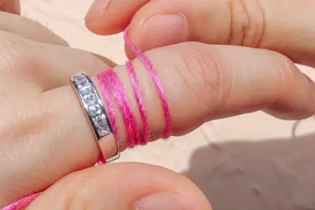 Retirer la bague avec la technique de la ficelle