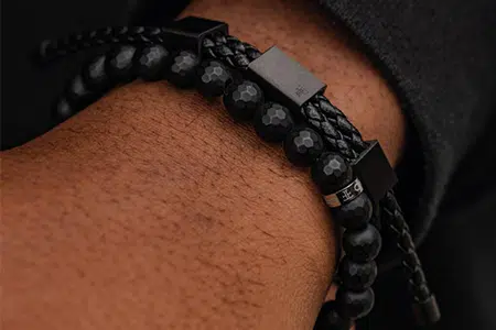 Guide 101 : Comment empiler des bracelets pour hommes ? 1 Le Stack Tonal