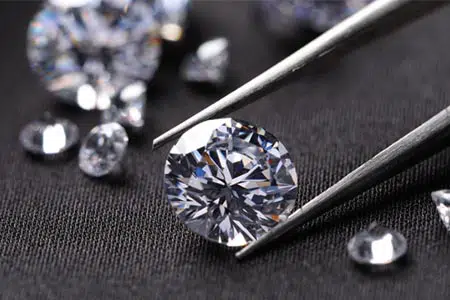 Hergestellt aus Cubic Zirkonia